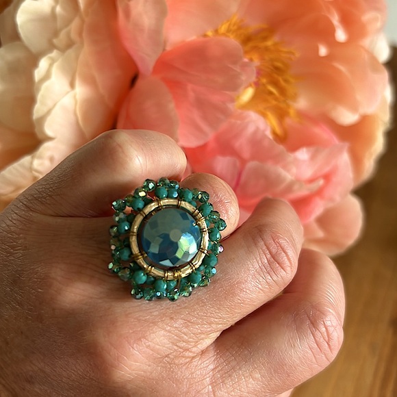 Gold Cocktail Ring w/Faceted Iridescent Teal & Aqua Crystals - NEW - Picture 5 of 5